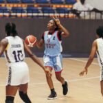 Jessica Onaibe face à deux joueuses de First Bank