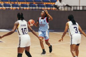 Jessica Onaibe face à deux joueuses de First Bank